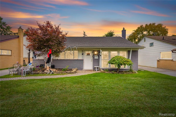8347 PERRIN AVE, WESTLAND, MI 48185 - Image 68ff00dcbe38bc9bfa306b61582c87dd/4169908263