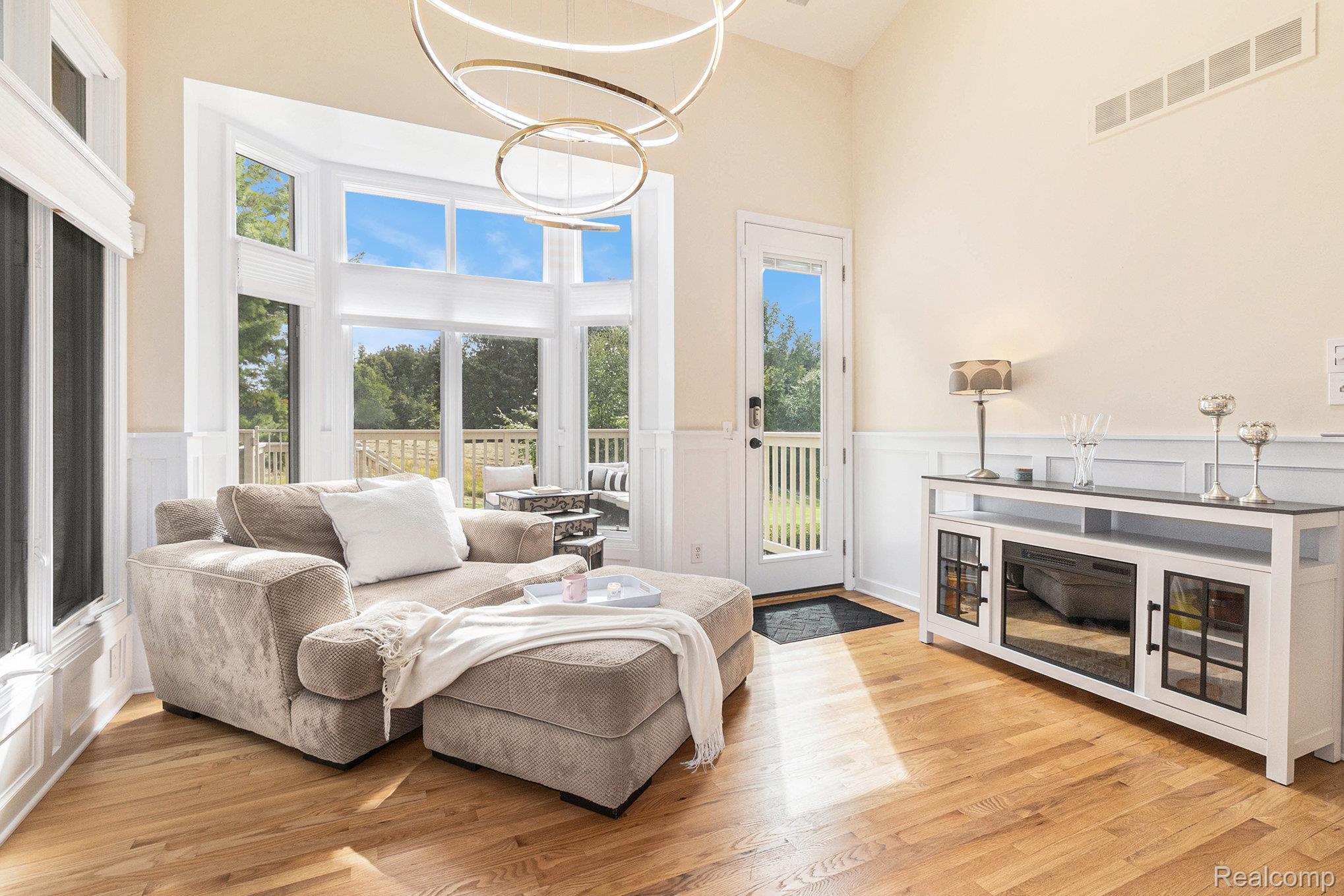 Independence Charter Township, Michigan 48348, United States, 4 Bedrooms Bedrooms, ,4 BathroomsBathrooms,Residential,Pending,215958