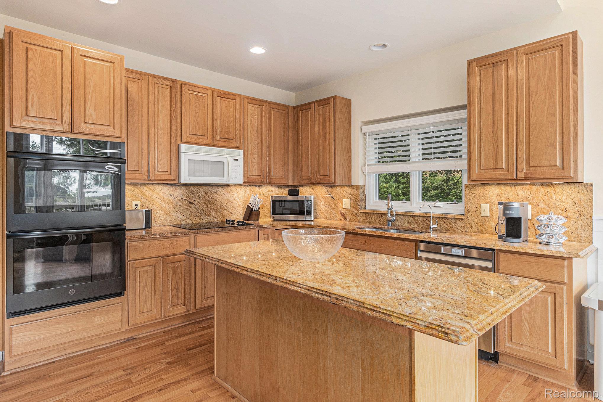 Independence Charter Township, Michigan 48348, United States, 4 Bedrooms Bedrooms, ,4 BathroomsBathrooms,Residential,Pending,215958