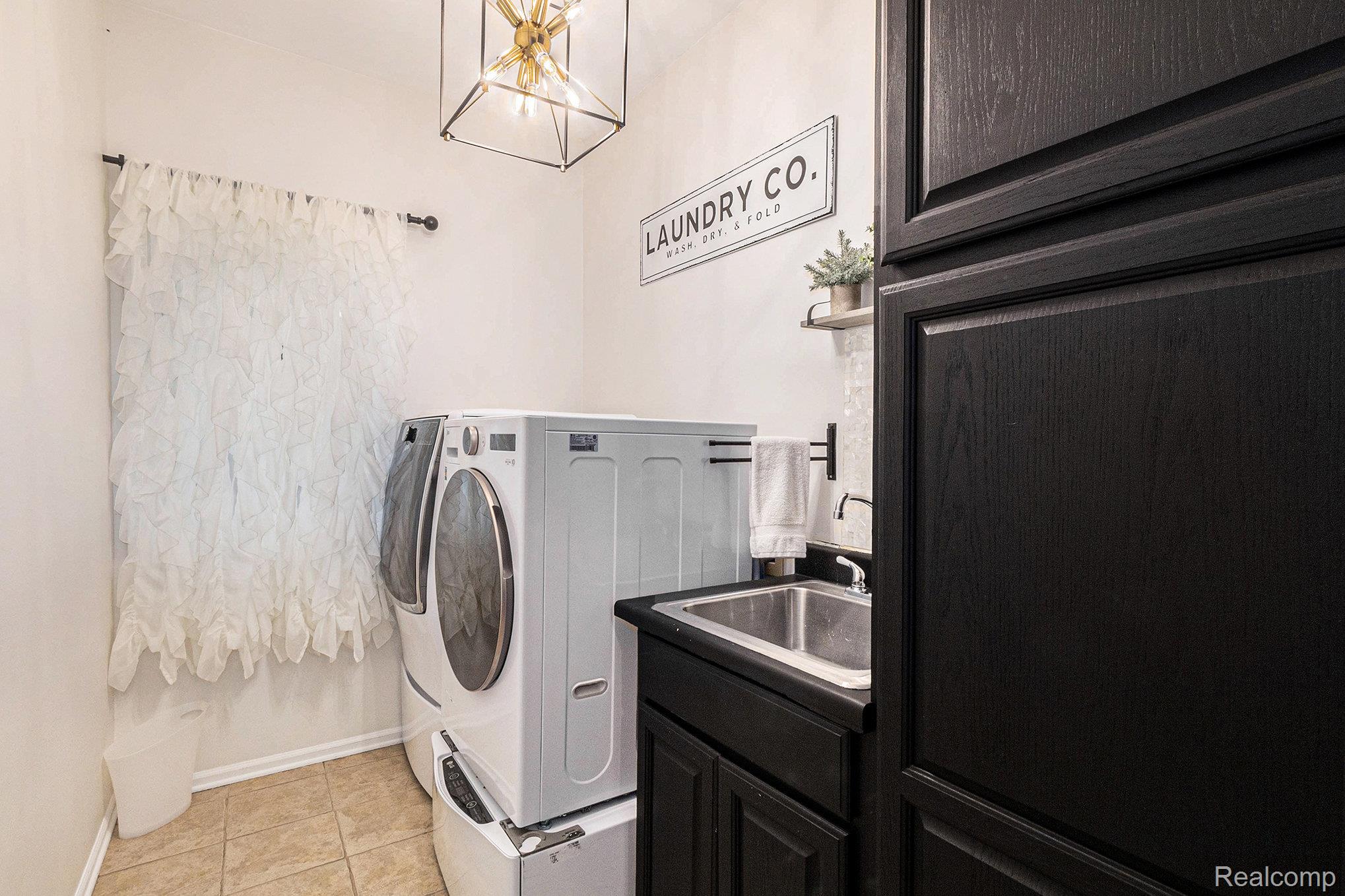 Independence Charter Township, Michigan 48348, United States, 4 Bedrooms Bedrooms, ,4 BathroomsBathrooms,Residential,Pending,215958