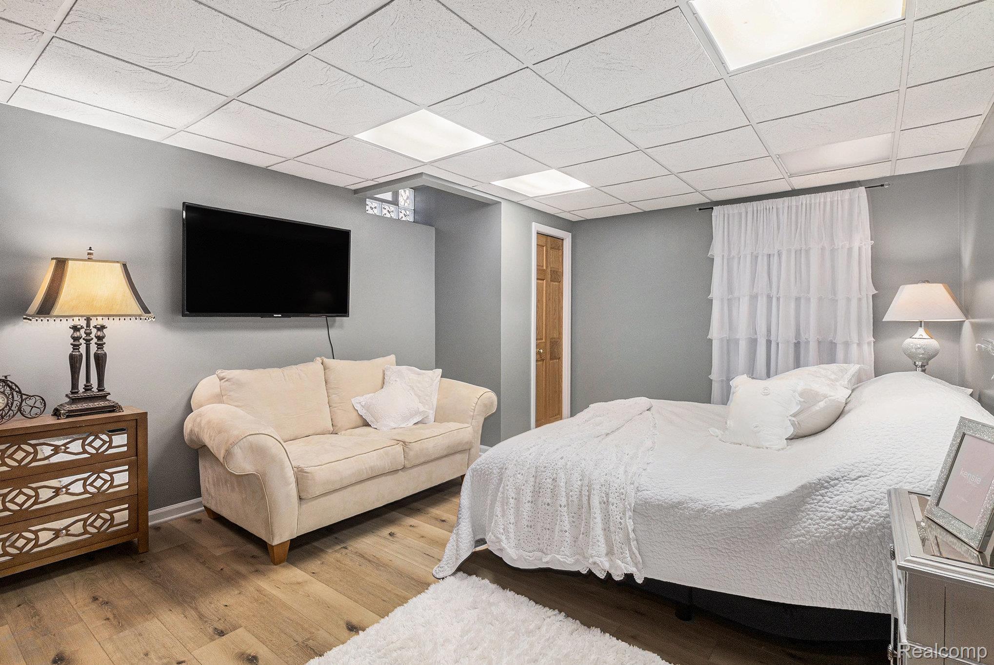 Independence Charter Township, Michigan 48348, United States, 4 Bedrooms Bedrooms, ,4 BathroomsBathrooms,Residential,Pending,215958