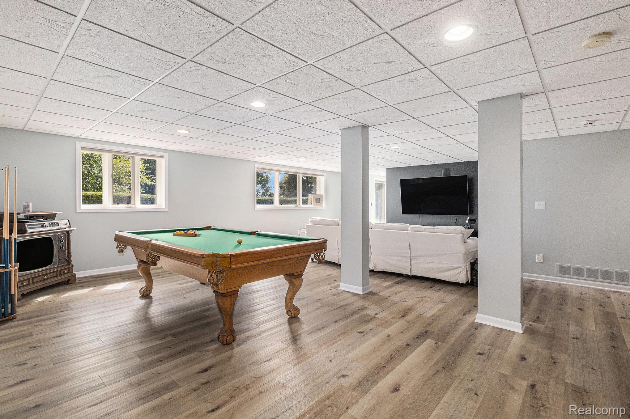 Independence Charter Township, Michigan 48348, United States, 4 Bedrooms Bedrooms, ,4 BathroomsBathrooms,Residential,Pending,215958