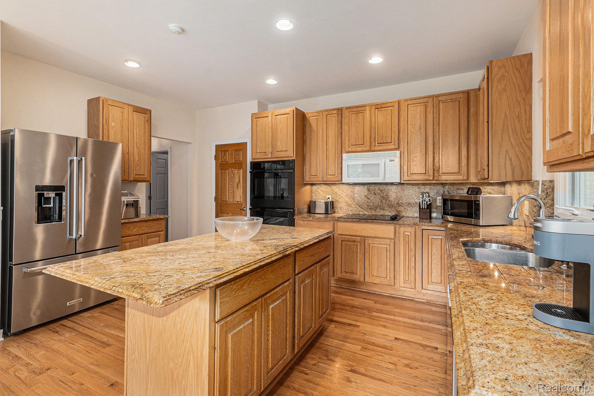 Independence Charter Township, Michigan 48348, United States, 4 Bedrooms Bedrooms, ,4 BathroomsBathrooms,Residential,Pending,215958