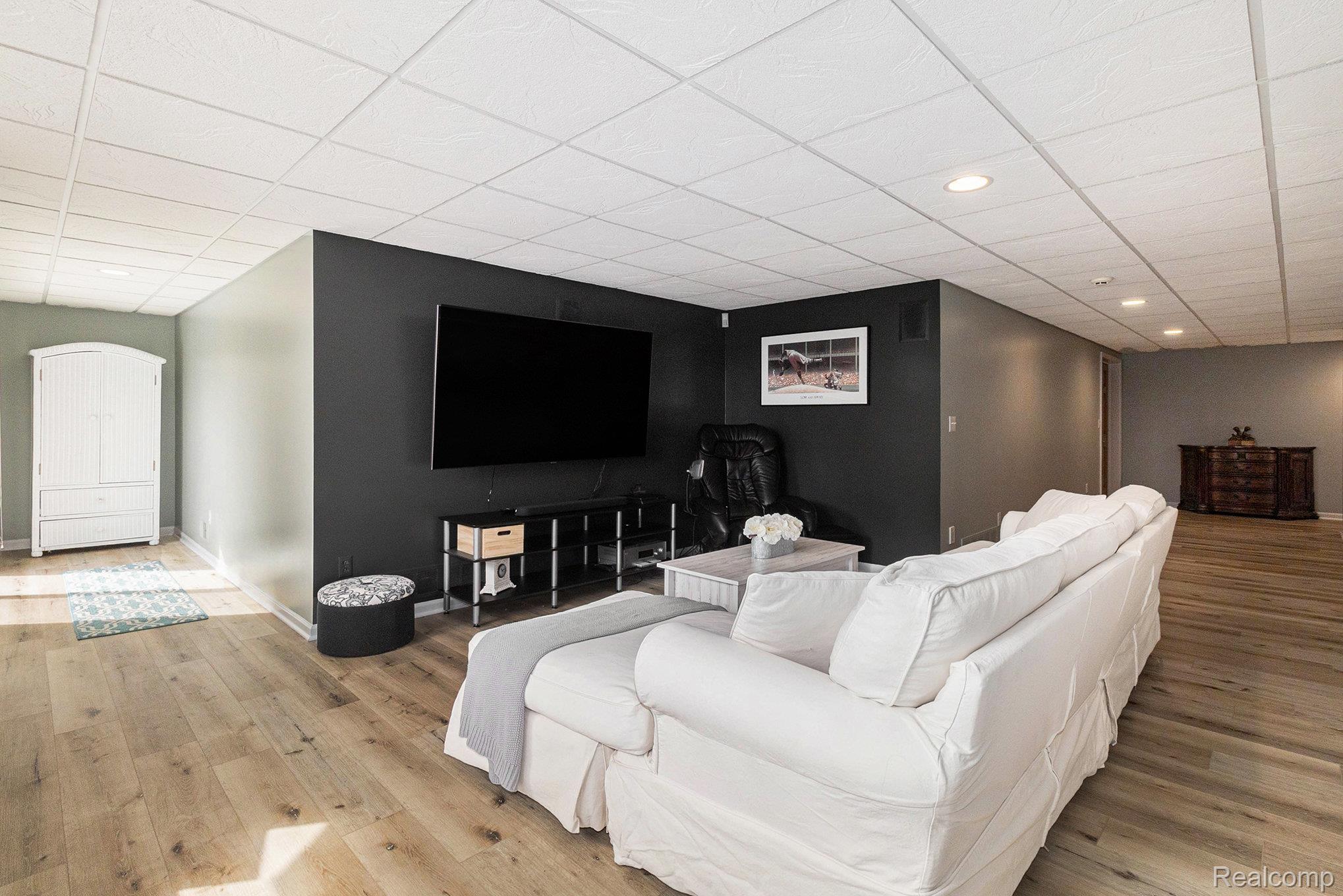 Independence Charter Township, Michigan 48348, United States, 4 Bedrooms Bedrooms, ,4 BathroomsBathrooms,Residential,Pending,215958