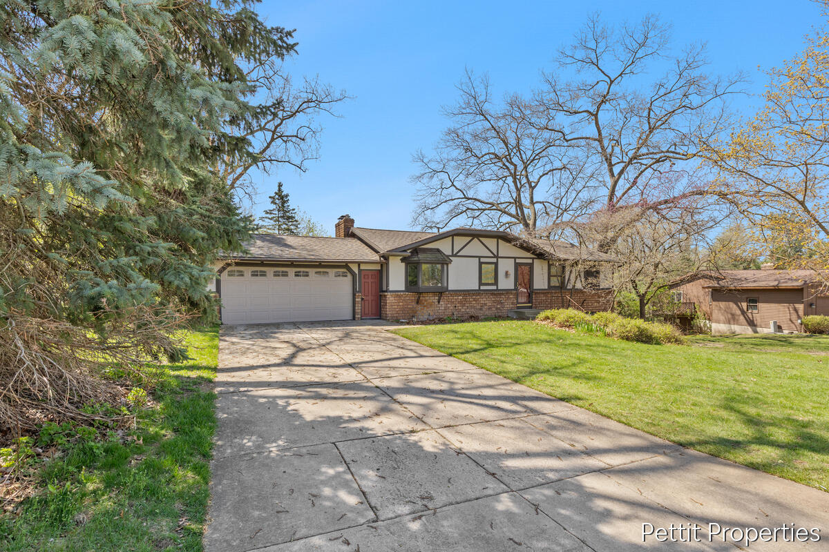 2160 Fox Ridge Drive NE