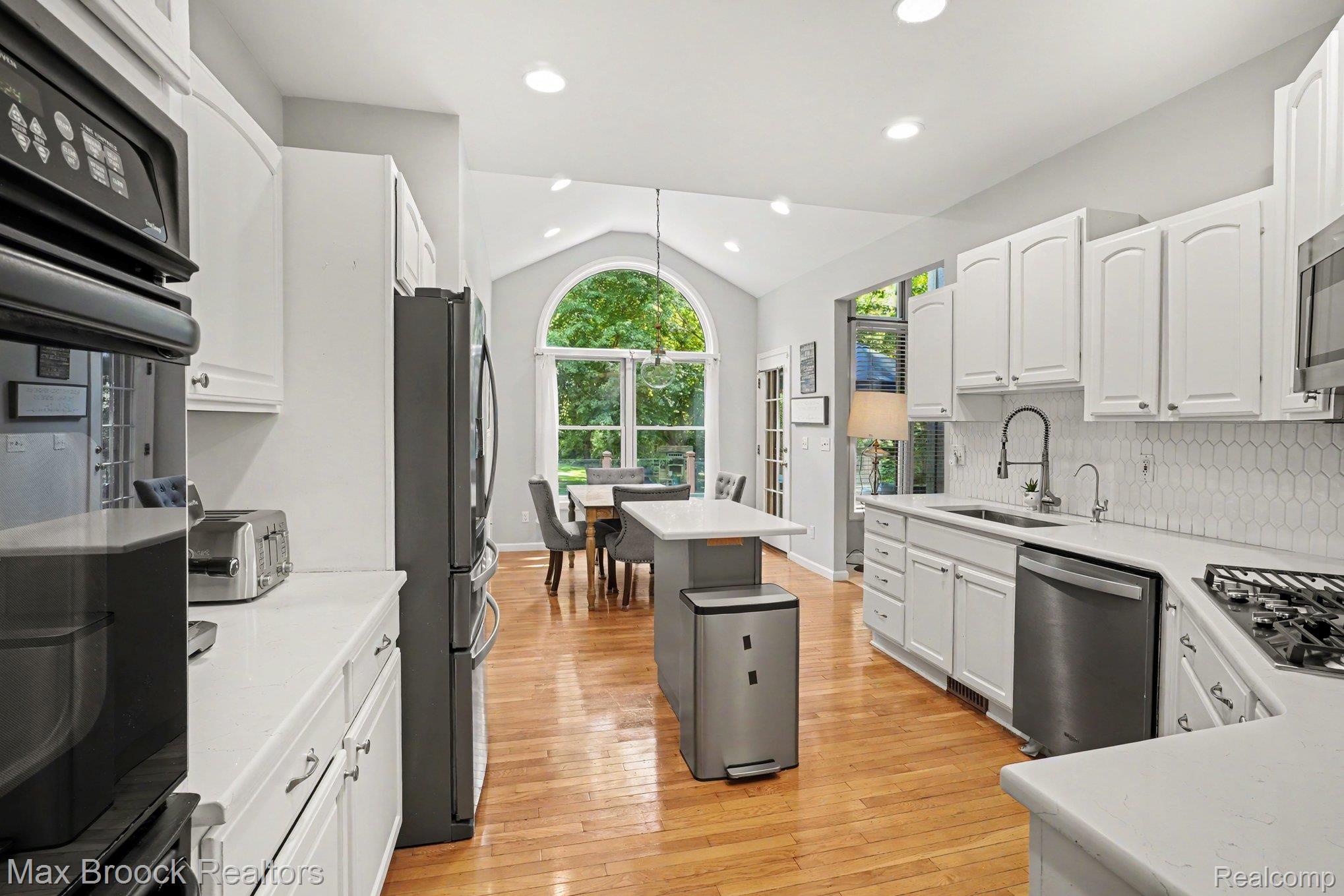 9843 Oak Valley Drive