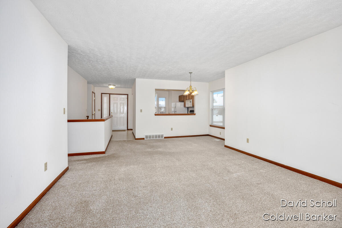 3058 Windcrest Way NE