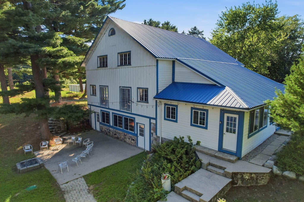 7095 Orchard Lake Drive