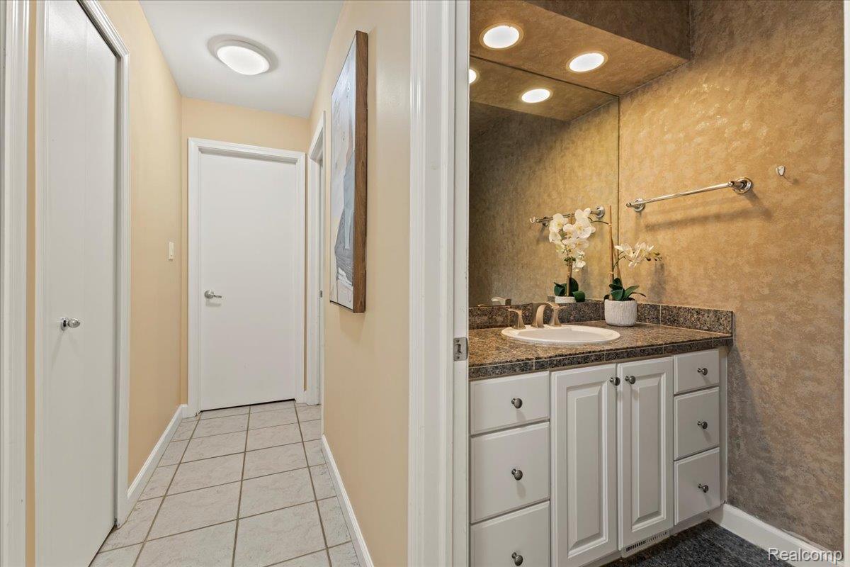 Independence Charter Township, Michigan 48348, United States, 3 Bedrooms Bedrooms, ,3 BathroomsBathrooms,Residential,Contingent,185425