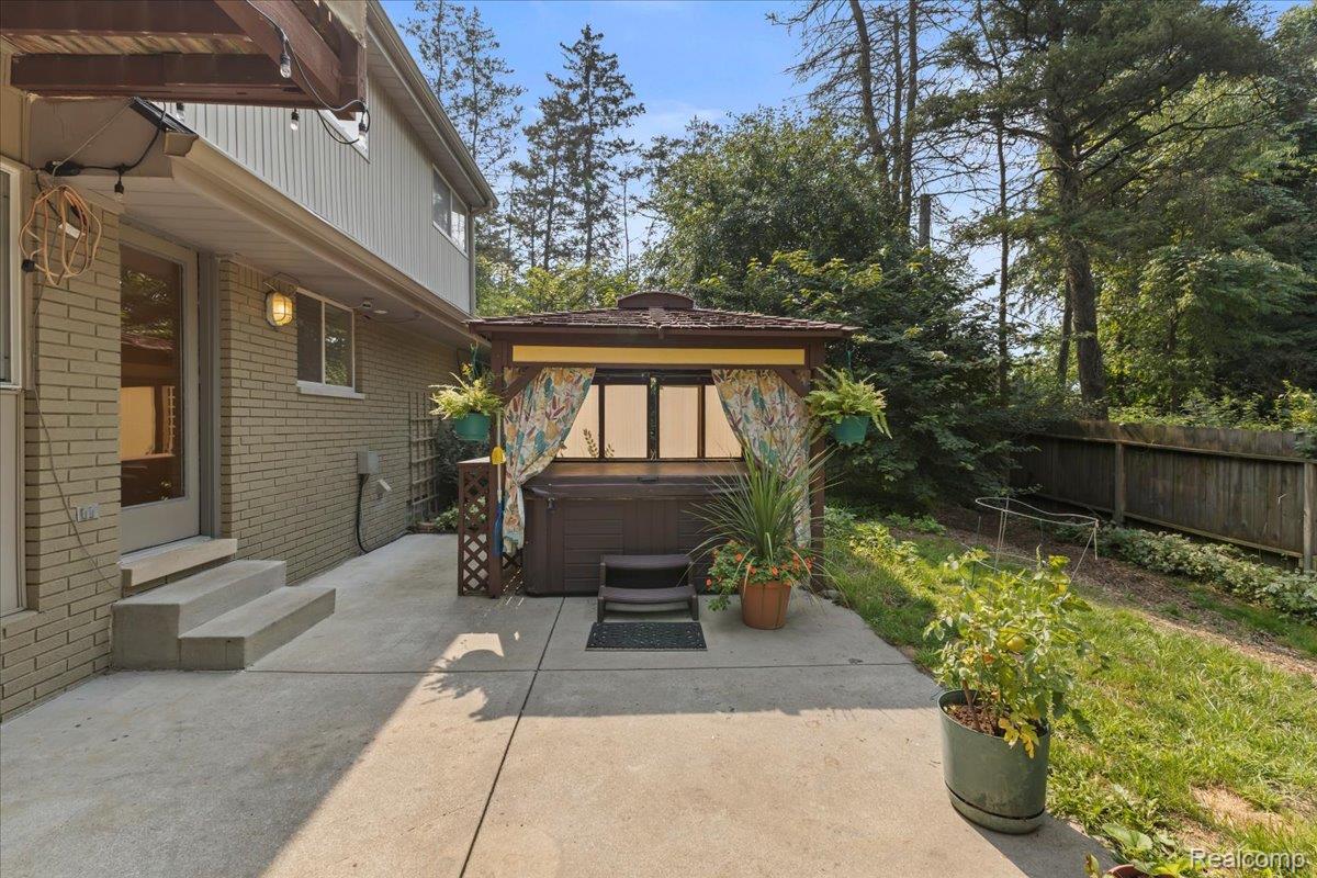 Independence Charter Township, Michigan 48348, United States, 3 Bedrooms Bedrooms, ,3 BathroomsBathrooms,Residential,Contingent,185425