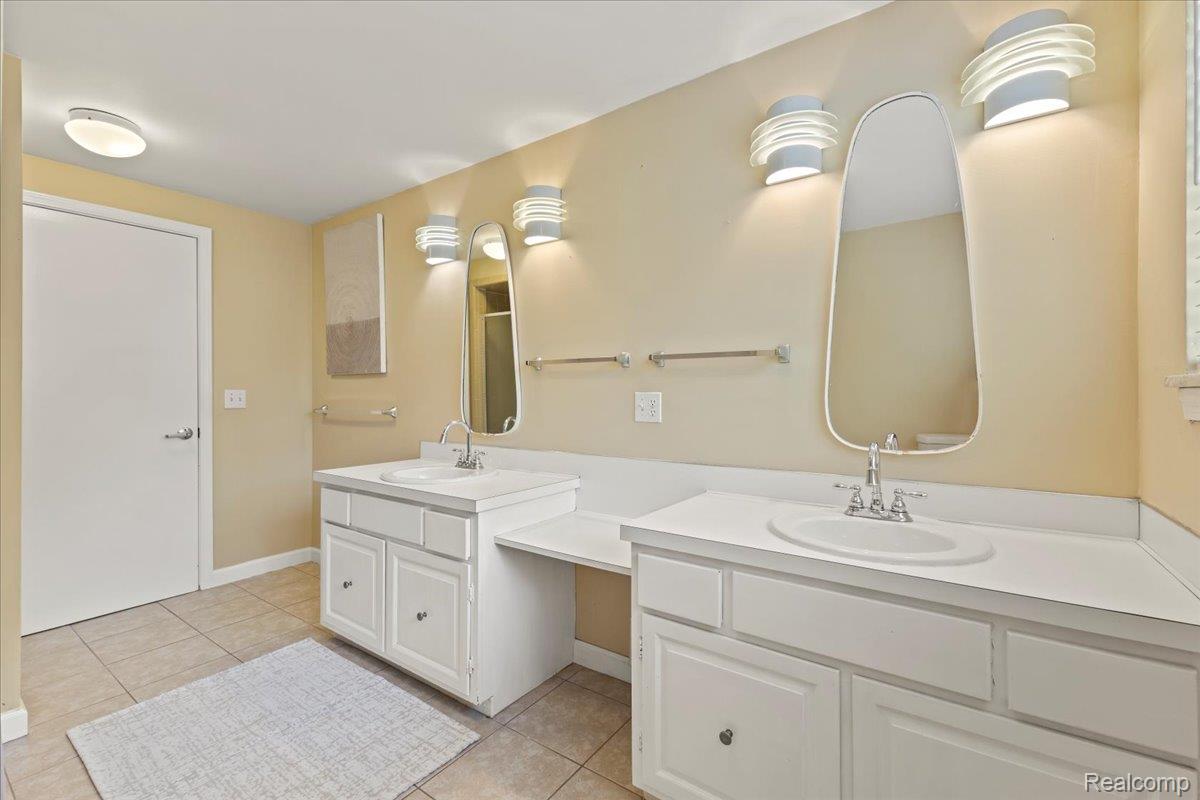 Independence Charter Township, Michigan 48348, United States, 3 Bedrooms Bedrooms, ,3 BathroomsBathrooms,Residential,Contingent,185425