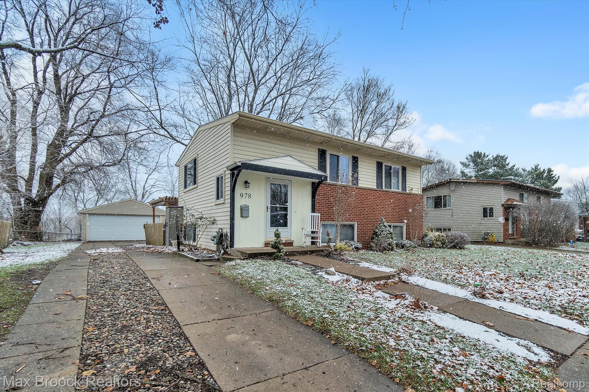 978 PANORAMA Drive
