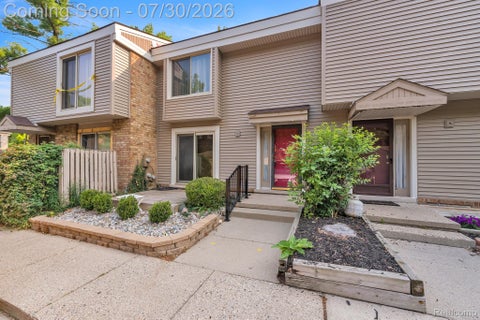 Photo of 1424 Oakbrook E, Rochester Hills City, MI 48307 (MLS # 20261059001)