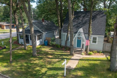 Photo of 167 E Lincoln Avenue, Muskegon Heights City, MI 49444 (MLS # 71026011011)