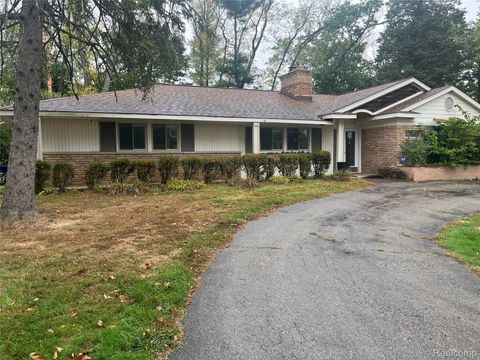 240 Applewood Lane Bloomfield Charter Township MI 48302