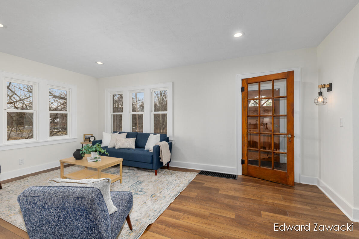 6914 Young Avenue NE