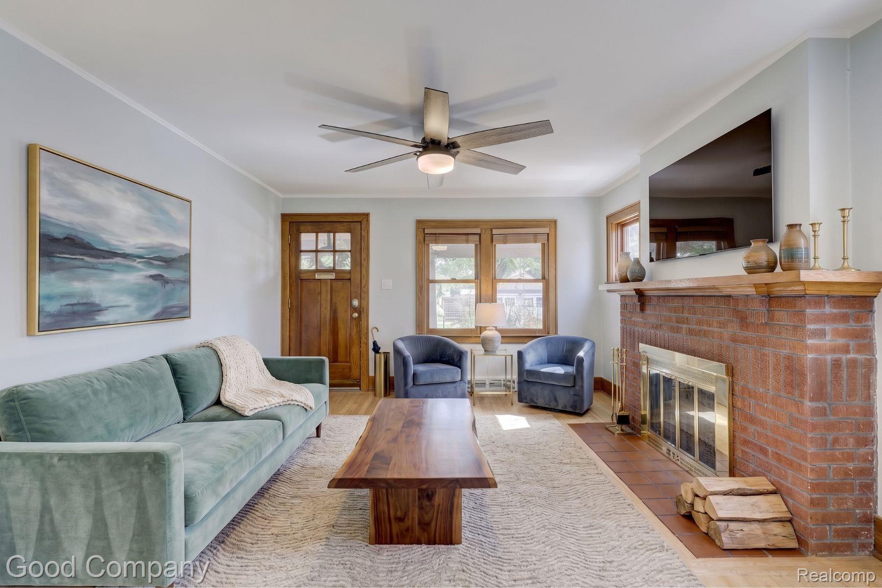 419 E 5th Street