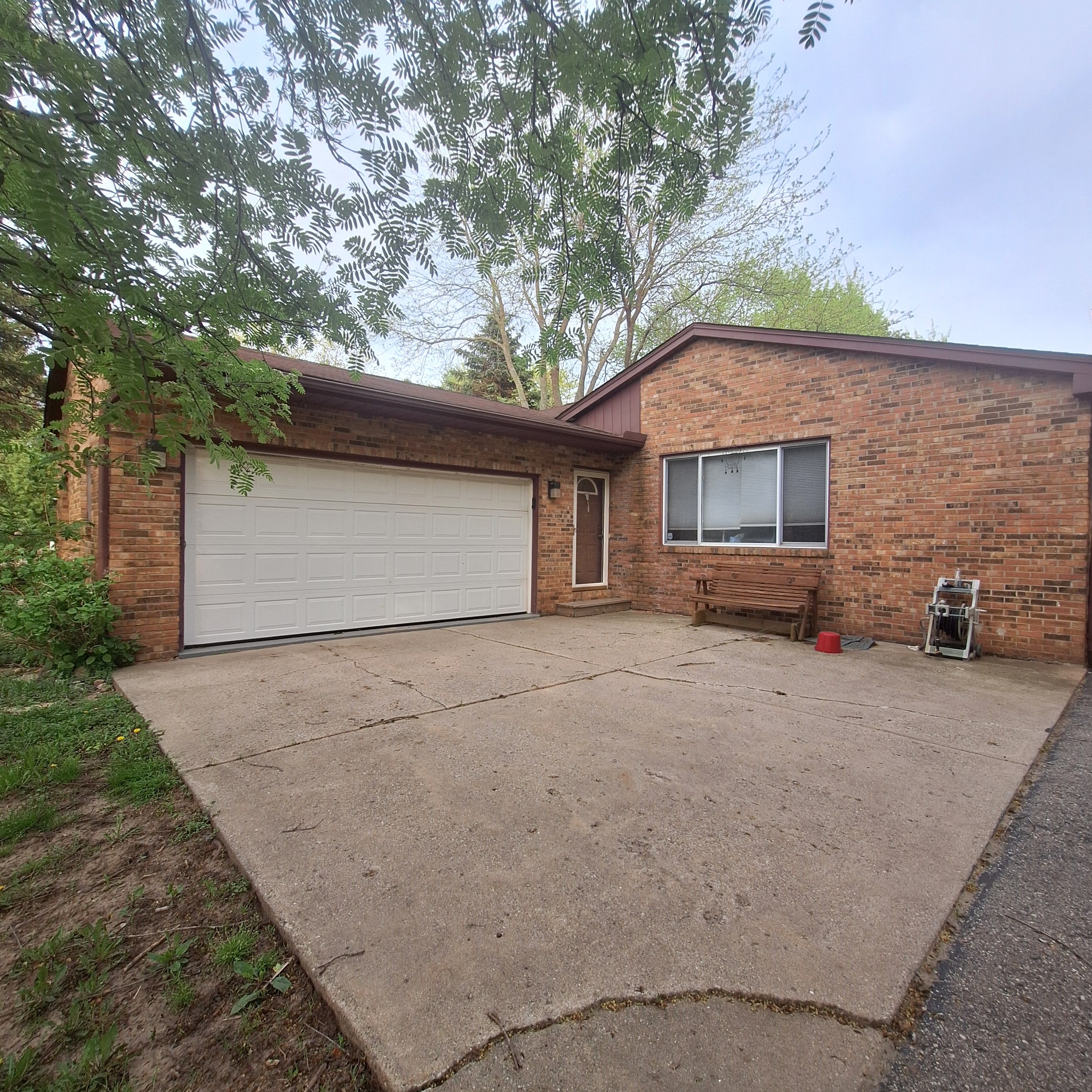 3827 WOODLAND Drive