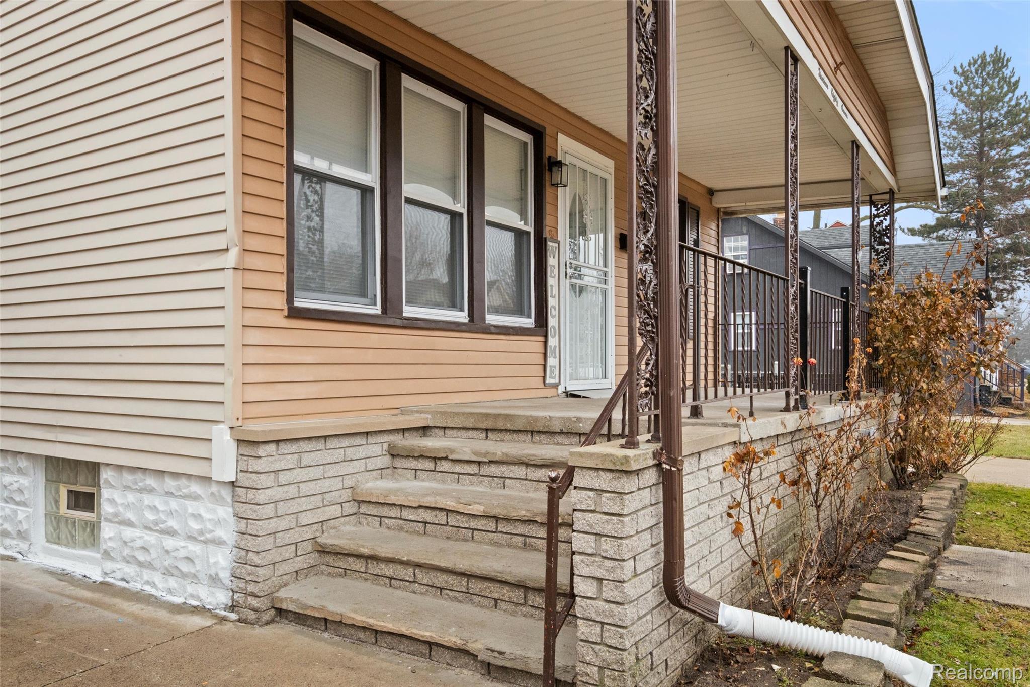 1387 University Avenue