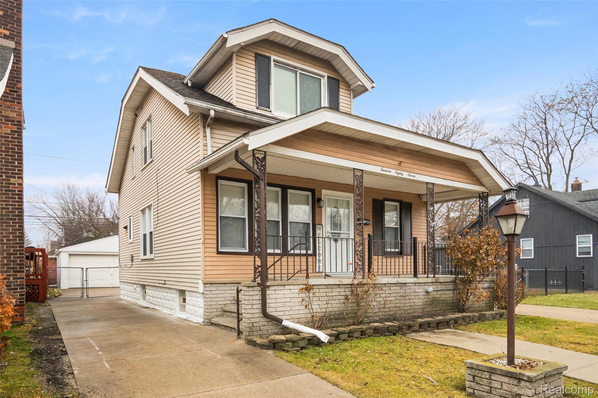 1387 University Avenue