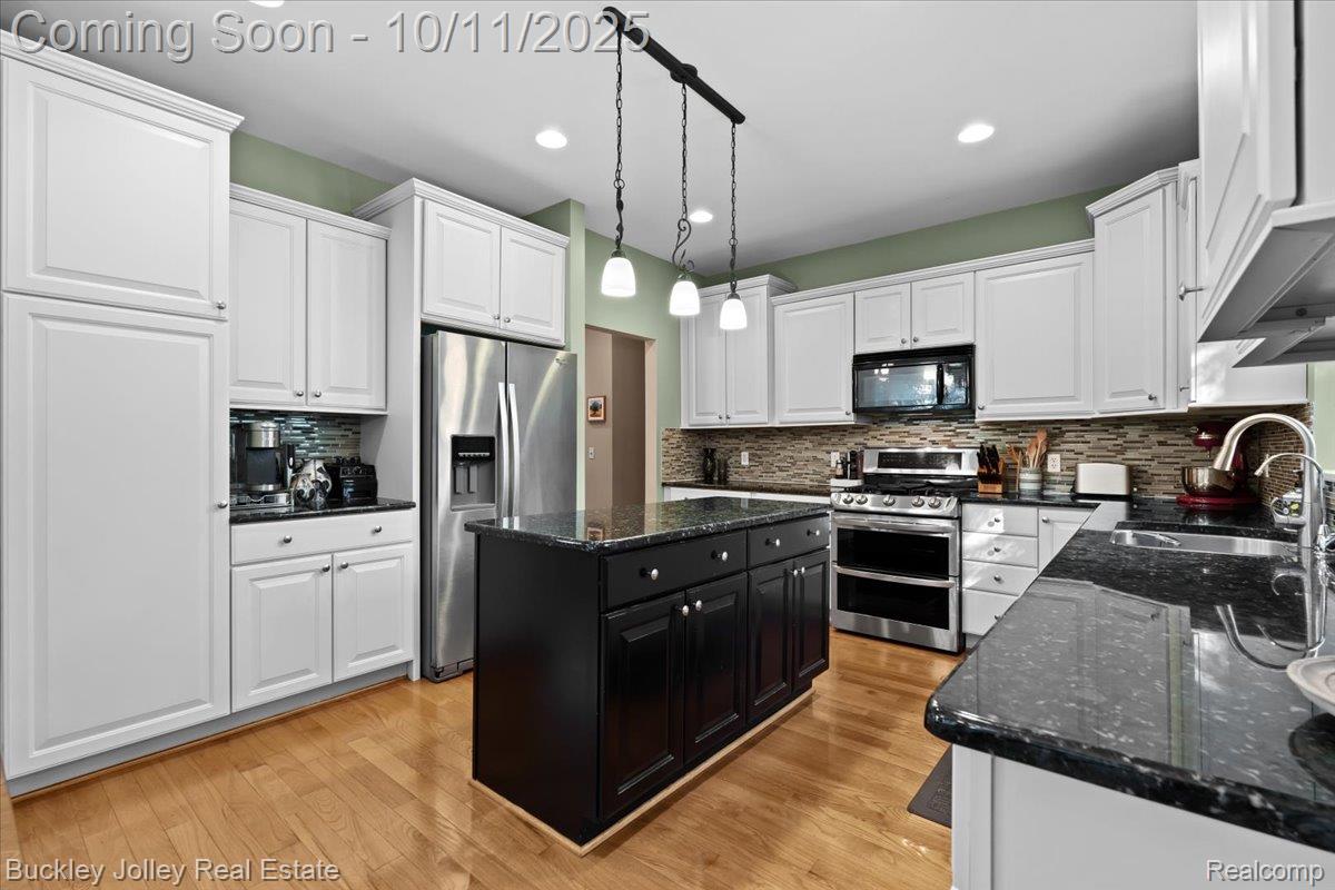 9430 Sheltering Oaks Drive