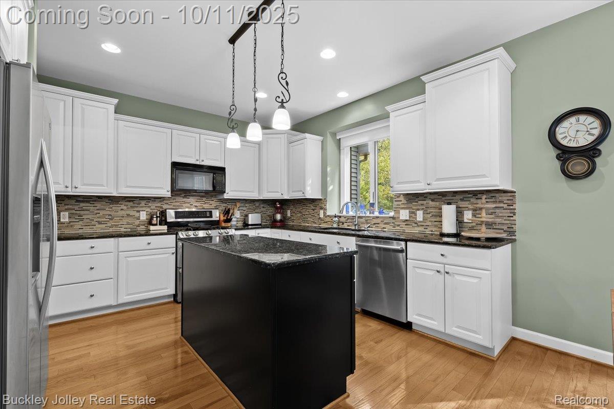 9430 Sheltering Oaks Drive