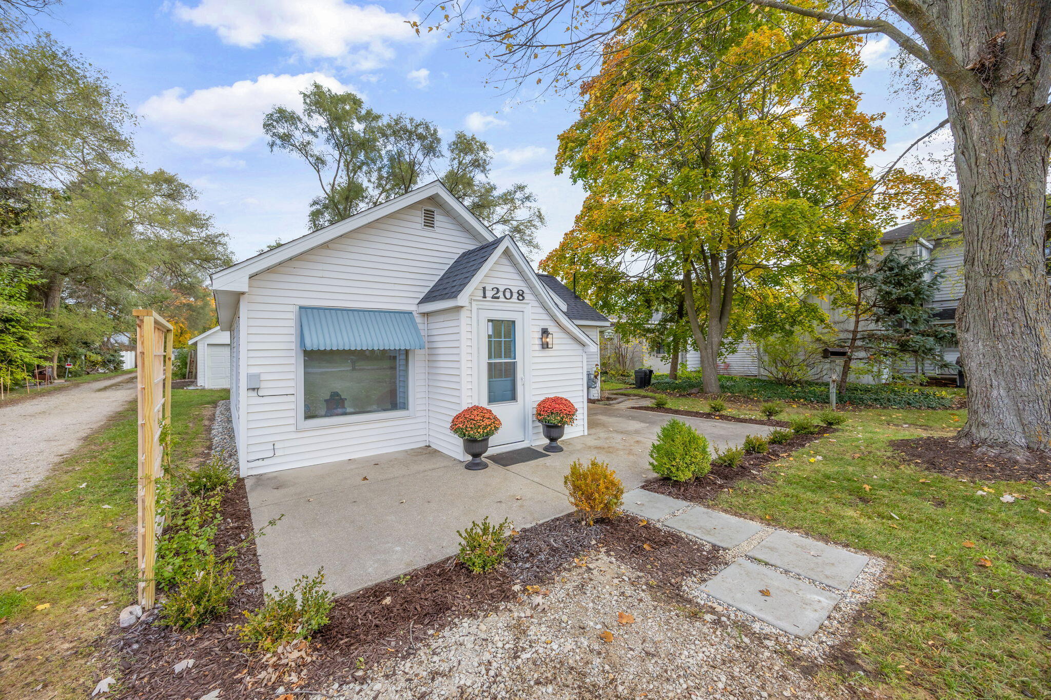 1208 W Broadway Street