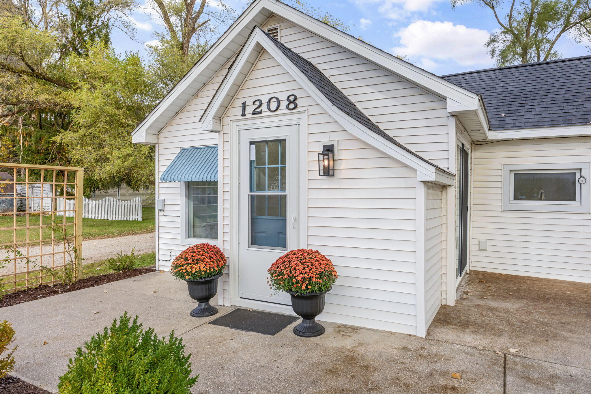 1208 W Broadway Street