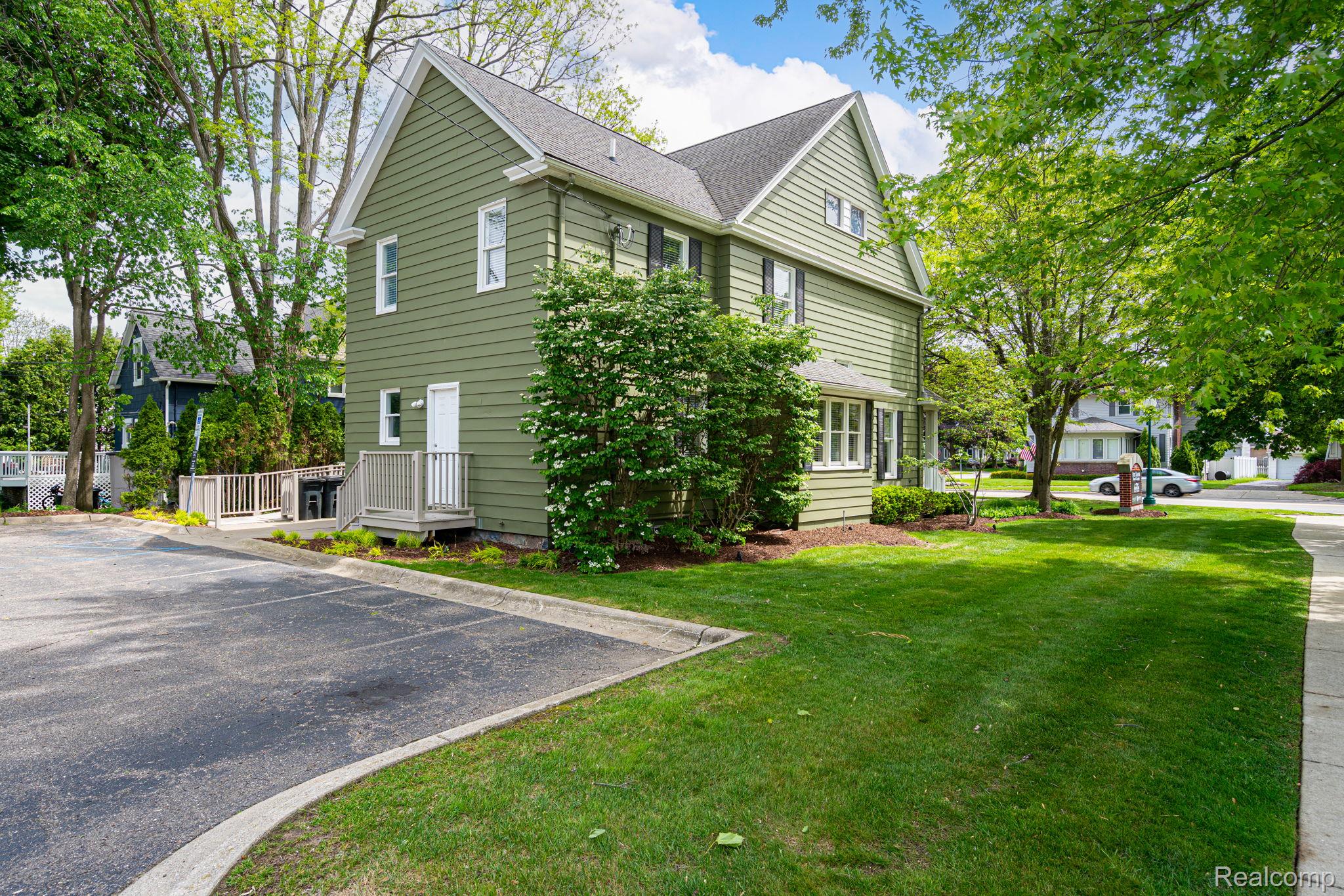 640 W University Drive