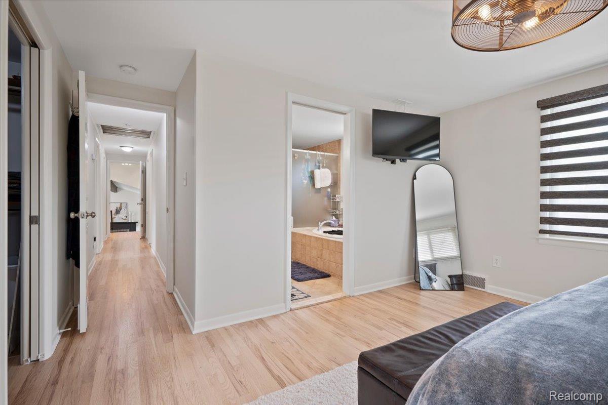 Farmington Hills City, Michigan 48334, United States, 4 Bedrooms Bedrooms, ,3 BathroomsBathrooms,Residential,Pending,139892