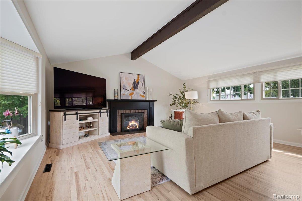 Farmington Hills City, Michigan 48334, United States, 4 Bedrooms Bedrooms, ,3 BathroomsBathrooms,Residential,Pending,139892