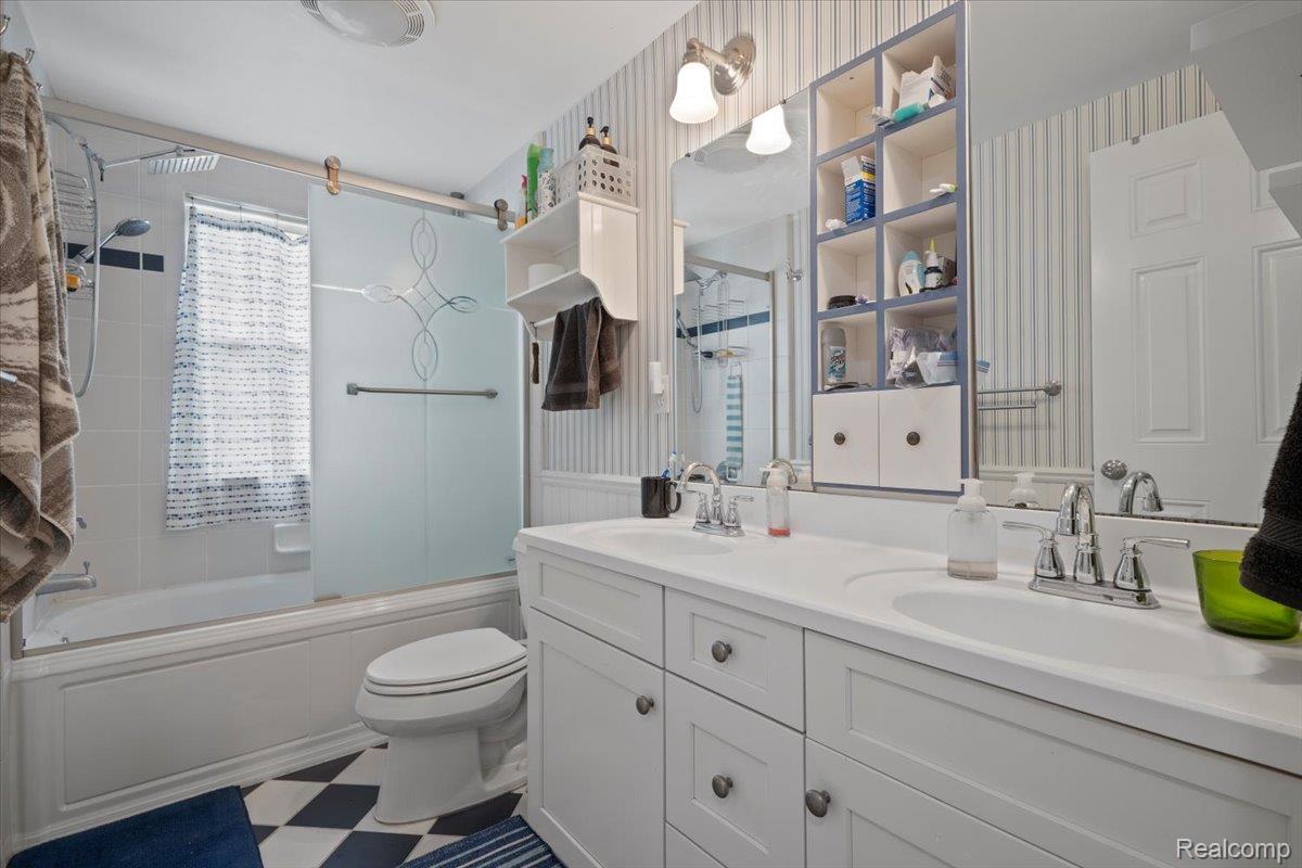 Farmington Hills City, Michigan 48334, United States, 4 Bedrooms Bedrooms, ,3 BathroomsBathrooms,Residential,Pending,139892