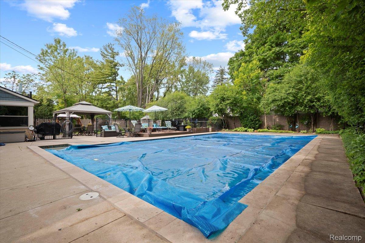 Farmington Hills City, Michigan 48334, United States, 4 Bedrooms Bedrooms, ,3 BathroomsBathrooms,Residential,Pending,139892