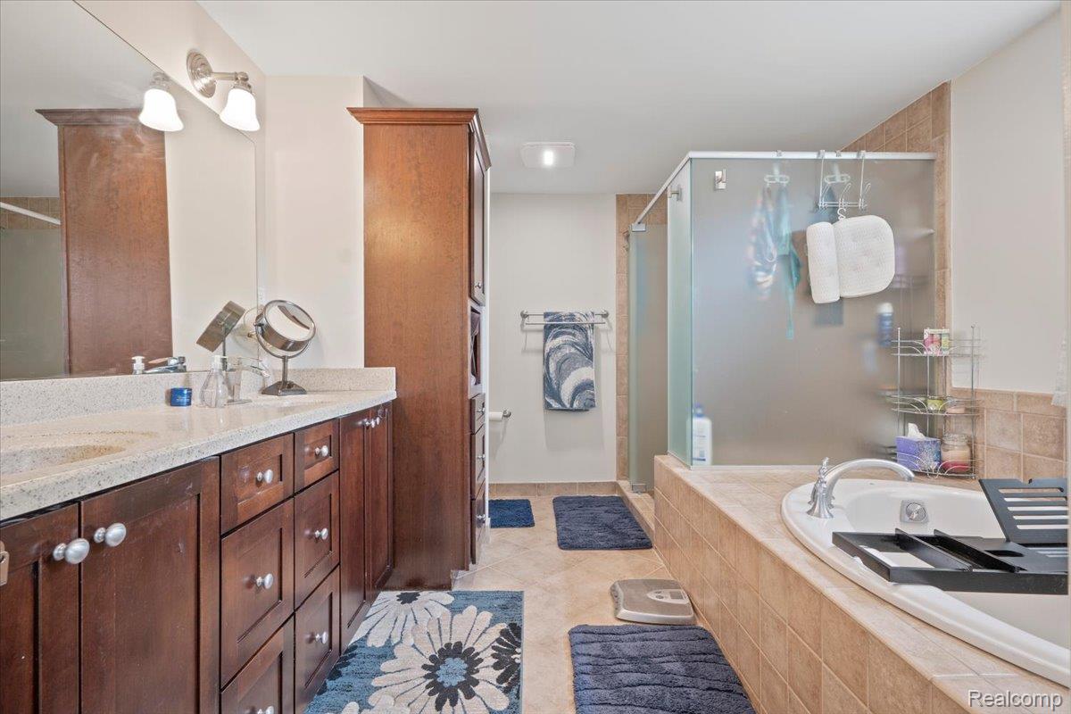 Farmington Hills City, Michigan 48334, United States, 4 Bedrooms Bedrooms, ,3 BathroomsBathrooms,Residential,Pending,139892