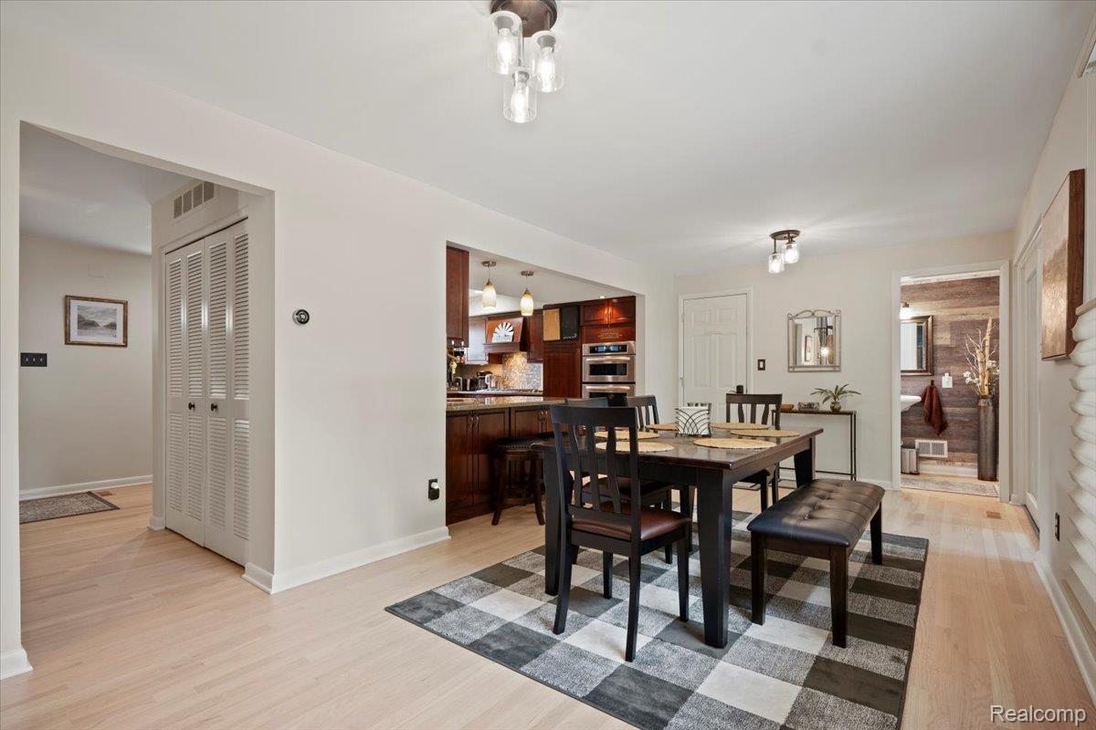 Farmington Hills City, Michigan 48334, United States, 4 Bedrooms Bedrooms, ,3 BathroomsBathrooms,Residential,Pending,139892