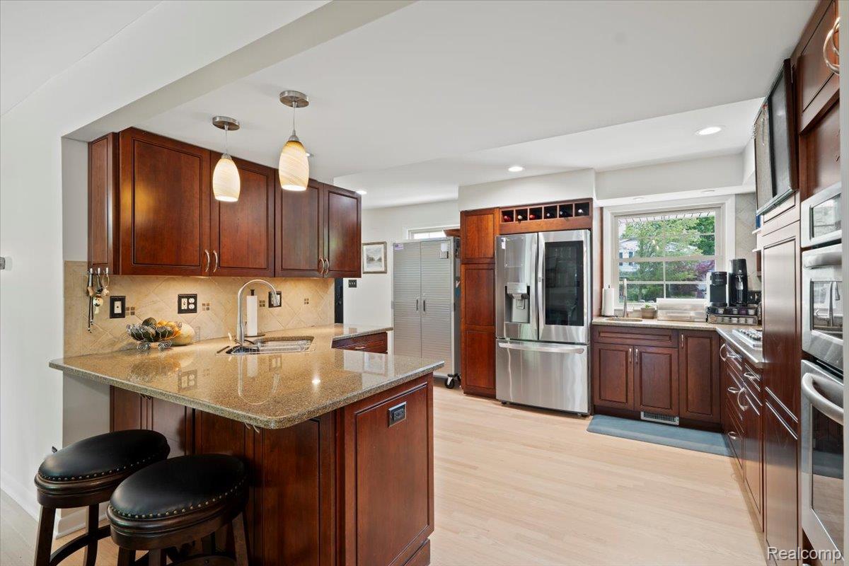 Farmington Hills City, Michigan 48334, United States, 4 Bedrooms Bedrooms, ,3 BathroomsBathrooms,Residential,Pending,139892