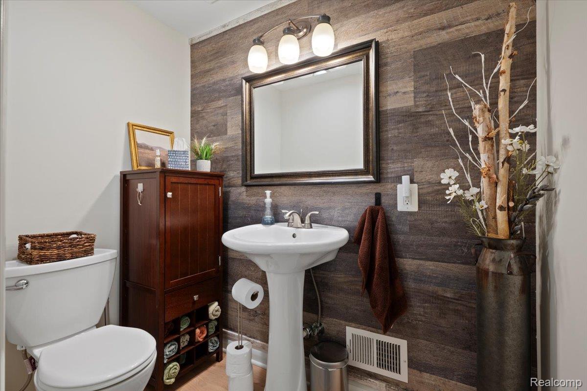 Farmington Hills City, Michigan 48334, United States, 4 Bedrooms Bedrooms, ,3 BathroomsBathrooms,Residential,Pending,139892