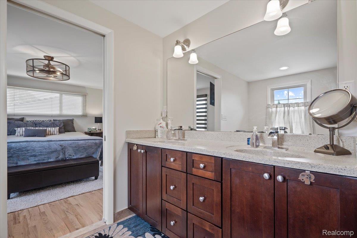 Farmington Hills City, Michigan 48334, United States, 4 Bedrooms Bedrooms, ,3 BathroomsBathrooms,Residential,Pending,139892