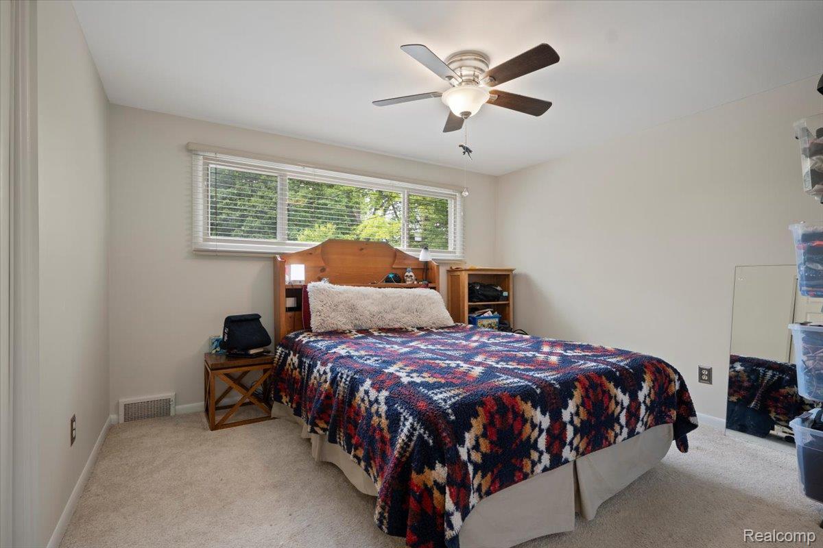 Farmington Hills City, Michigan 48334, United States, 4 Bedrooms Bedrooms, ,3 BathroomsBathrooms,Residential,Pending,139892