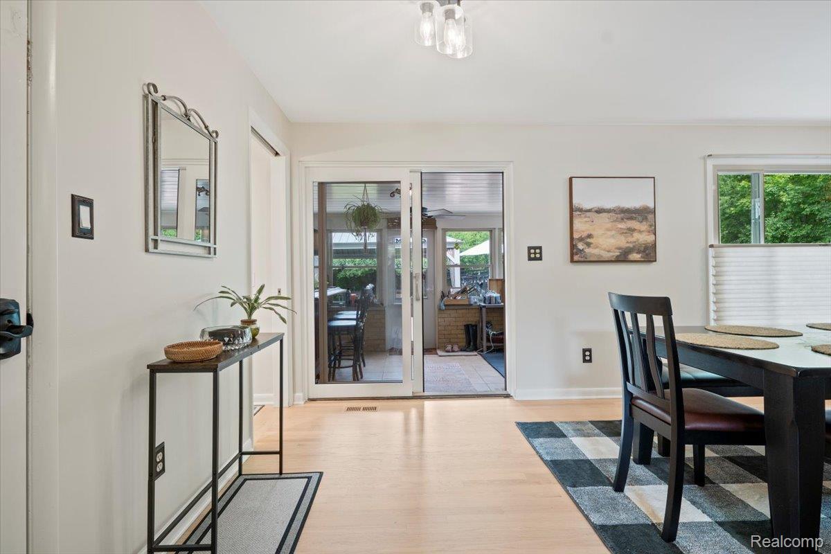 Farmington Hills City, Michigan 48334, United States, 4 Bedrooms Bedrooms, ,3 BathroomsBathrooms,Residential,Pending,139892