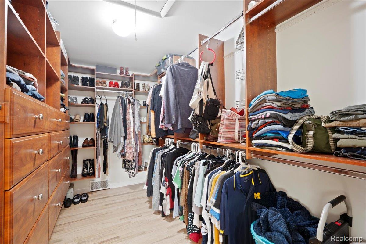 Farmington Hills City, Michigan 48334, United States, 4 Bedrooms Bedrooms, ,3 BathroomsBathrooms,Residential,Pending,139892