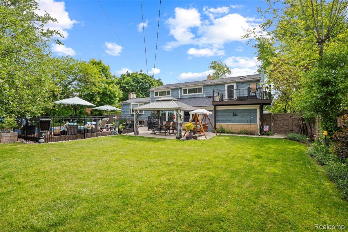 Farmington Hills City, Michigan 48334, United States, 4 Bedrooms Bedrooms, ,3 BathroomsBathrooms,Residential,Pending,139892