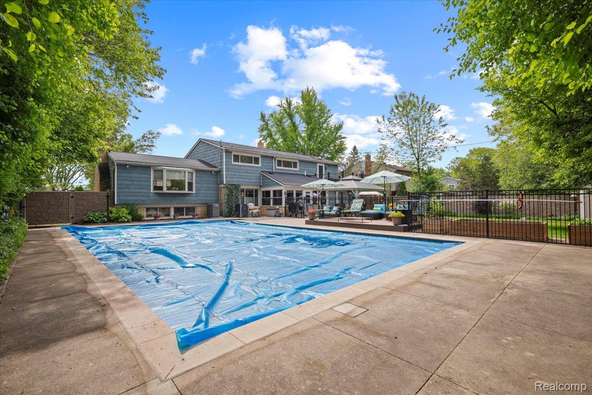 Farmington Hills City, Michigan 48334, United States, 4 Bedrooms Bedrooms, ,3 BathroomsBathrooms,Residential,Pending,139892