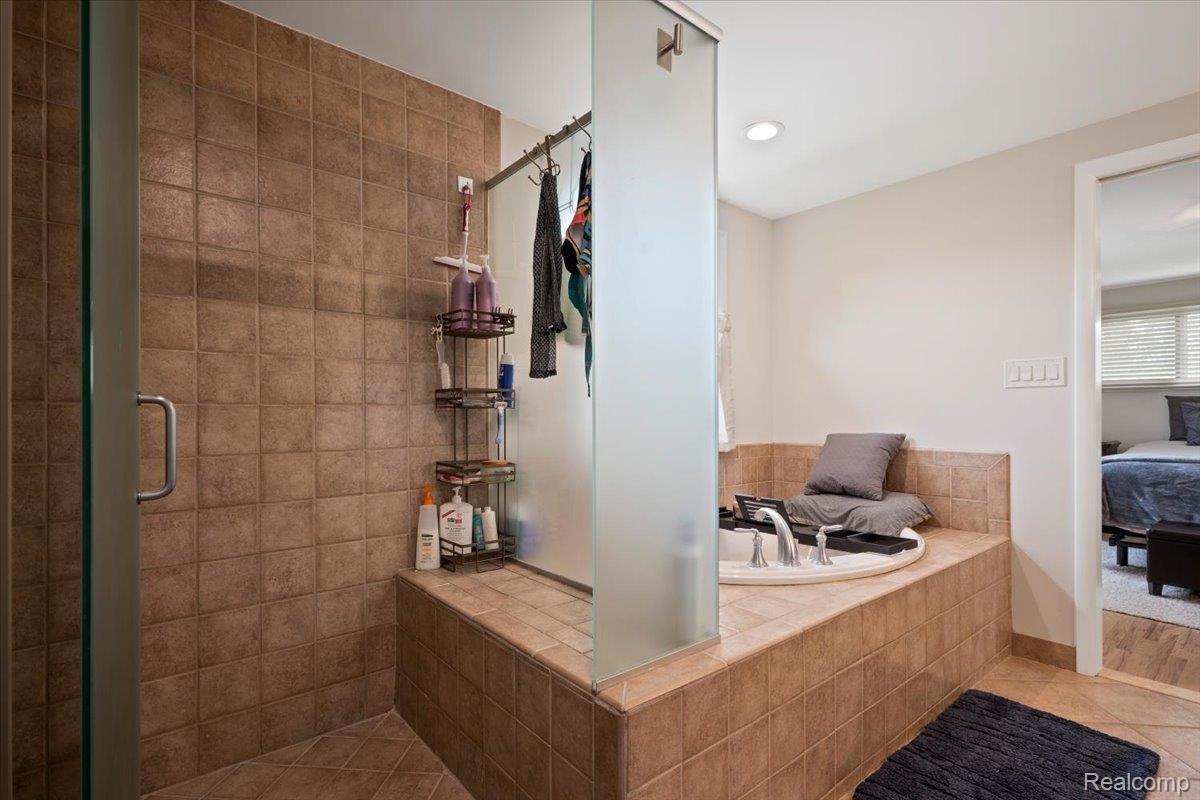 Farmington Hills City, Michigan 48334, United States, 4 Bedrooms Bedrooms, ,3 BathroomsBathrooms,Residential,Pending,139892