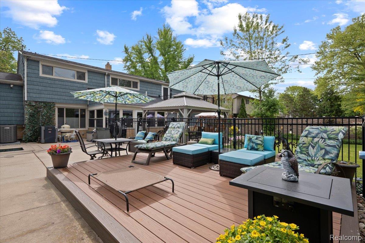 Farmington Hills City, Michigan 48334, United States, 4 Bedrooms Bedrooms, ,3 BathroomsBathrooms,Residential,Pending,139892