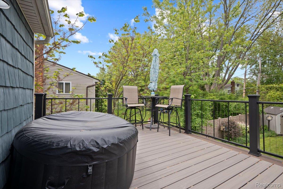 Farmington Hills City, Michigan 48334, United States, 4 Bedrooms Bedrooms, ,3 BathroomsBathrooms,Residential,Pending,139892