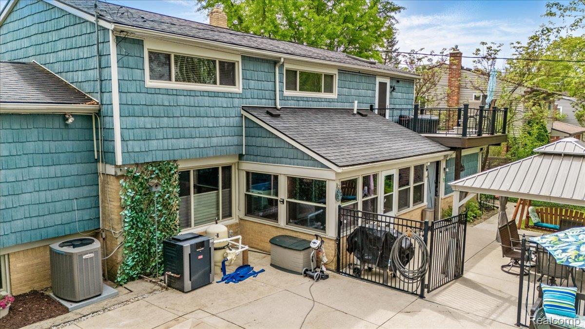 Farmington Hills City, Michigan 48334, United States, 4 Bedrooms Bedrooms, ,3 BathroomsBathrooms,Residential,Pending,139892