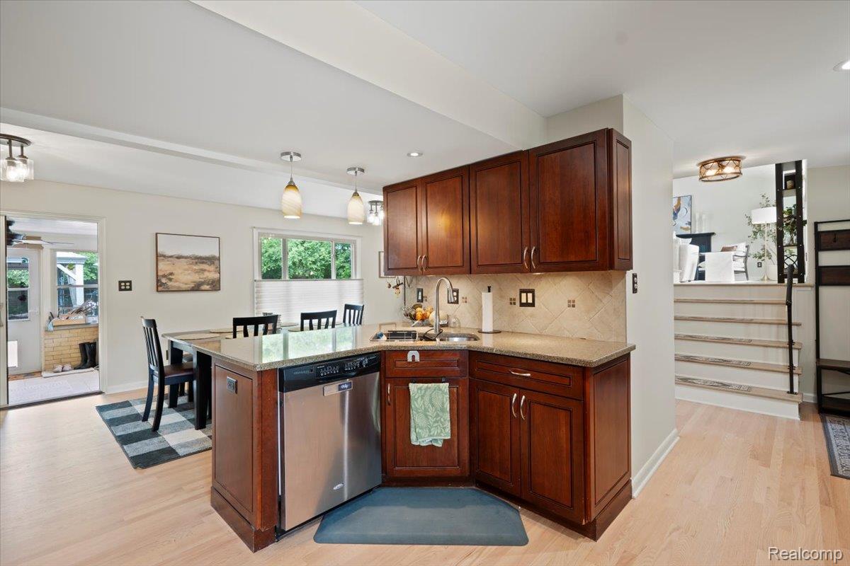 Farmington Hills City, Michigan 48334, United States, 4 Bedrooms Bedrooms, ,3 BathroomsBathrooms,Residential,Pending,139892