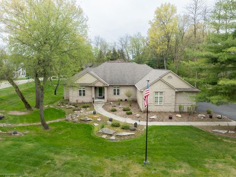 Photo of 1712 Wood Trail, Oxford Charter Township, MI 48371 (MLS # 58050206813)