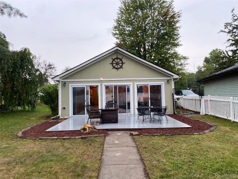 7825 Elizabeth Lake Rd Beach Waterford Charter Township MI 48327